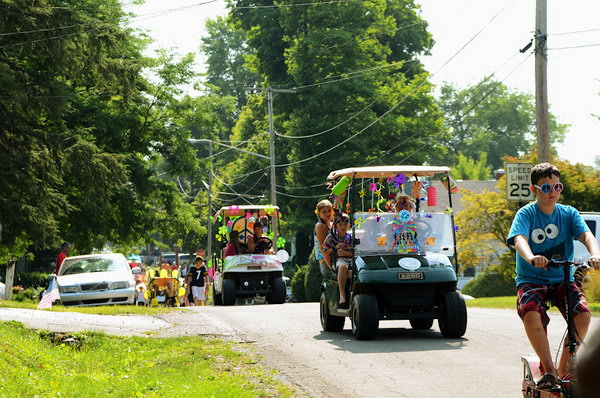 Golf Cart and Bike Parade Party Idea. Gather up your neighbors or friends with their golf carts , bikes and scooters decorated with balloons and banners. It’s so attractive to host such a golf cart and bike parade party. Once you get your destination, you can go ahead with Popsicles and pizza served.