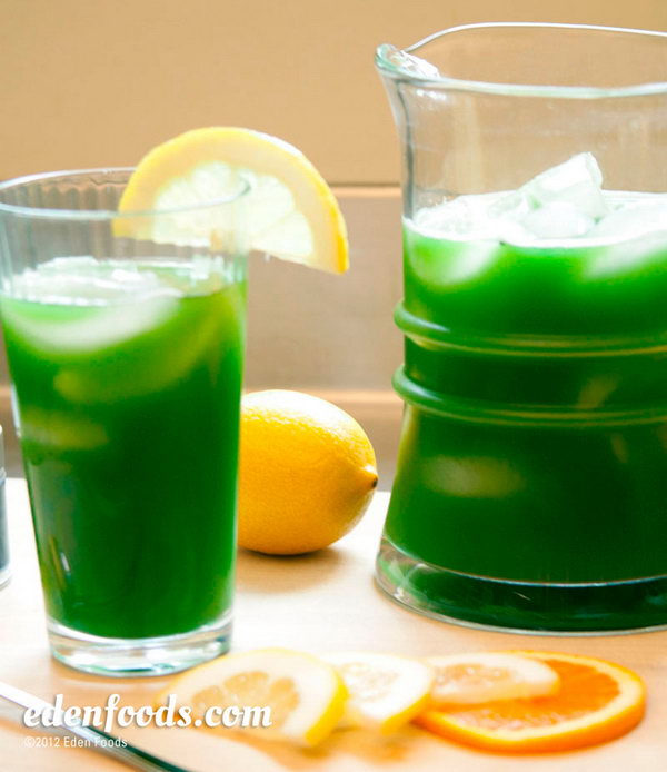 Iced Matcha Tea. Refresh all your guests on a summer day with this iced matcha tea. Pour the dissolved matcha into glasses, place ice cubes, lemon slices, orange and tangerine to add up its fresh flavor.