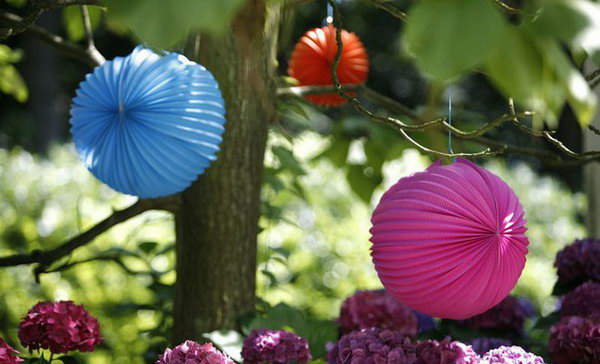 Tree Decoration Summer Party Idea. To avoid the burning sunlight, set up your party under the cool shade of trees. Get your tree dressed up with paper lanterns to create a whimsy and sweet touch to your party design.