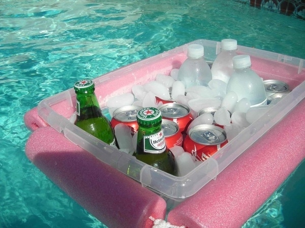 DIY Floating Bar. It's so fantastic to get cooled down for summer party with this DIY floating bar with beer, cocoa cola, soda ,ice cubes to enjoy the cool flavor and drift along the clear water.