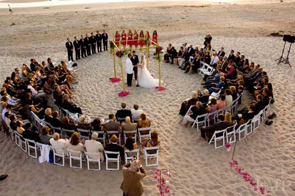Circle Seats Arrangement. Use a chalk to draw a large circle on the beach. Arrange the seats for guests in this circle pattern so your are naturally crowded by intimate people.