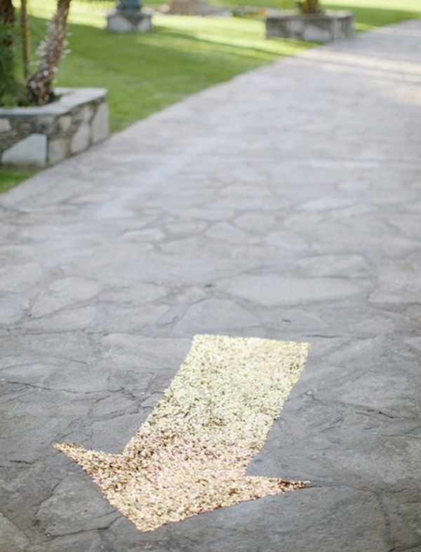 Gold Arrow Wedding Direction Idea. Sometimes, your guest may not know the direction clearly. It’s cool to create a gold sequined arrow to guide the guests to the correct direction.