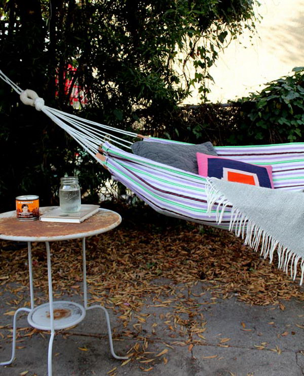  DIY Summer Hammock. Great useful gift for dad's weekend relaxation year round. Learn the tutorial step-by-step here.