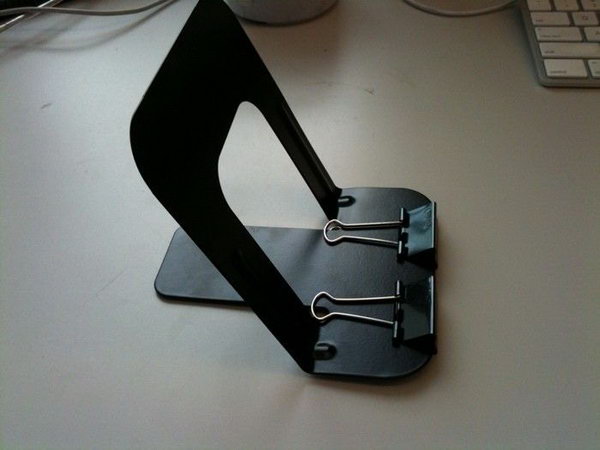 DIY bookend iPad stand.This is the easiest way to creat an iPad stand from a bookend.You just need to adjust the bookend's side to the best viewing angle,then clamp on a pair of binder clips to prevent the iPad from slipping.It is ideal in the office. 