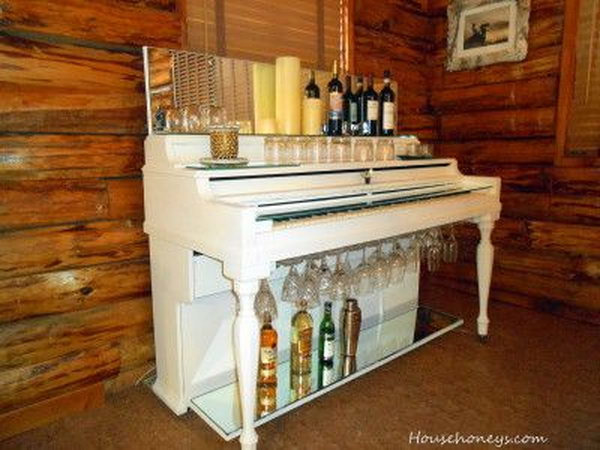 DIY Modern Piano Wine Bar. Get the old and outdated piano that you will never use in your home painted in white and reuse it as a modern wine bar for your home decor. See how to do it here.