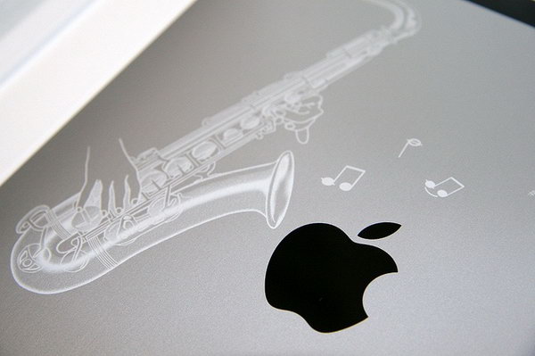 Saxophone engraving on iPad. A music lover can take this idea for reference. 