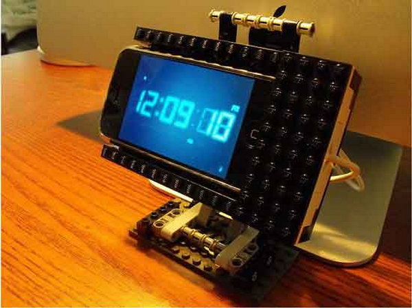 DIY LEGO iPhone Stand. Use broken LEGO's to make this iPhone stand for functional usage and cool outlook. Due to the unique design, you can enjoy iPhone features in landscape view. Just so fabulous.