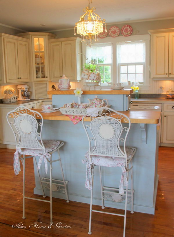  Beautiful and comfy looking. The island was painted Yarmouth Blue and then the house-owner did some light distressing. The colours are lovely and so calm and restful. The wainscot and the island look so soft and make a nice backdrop for the china.  