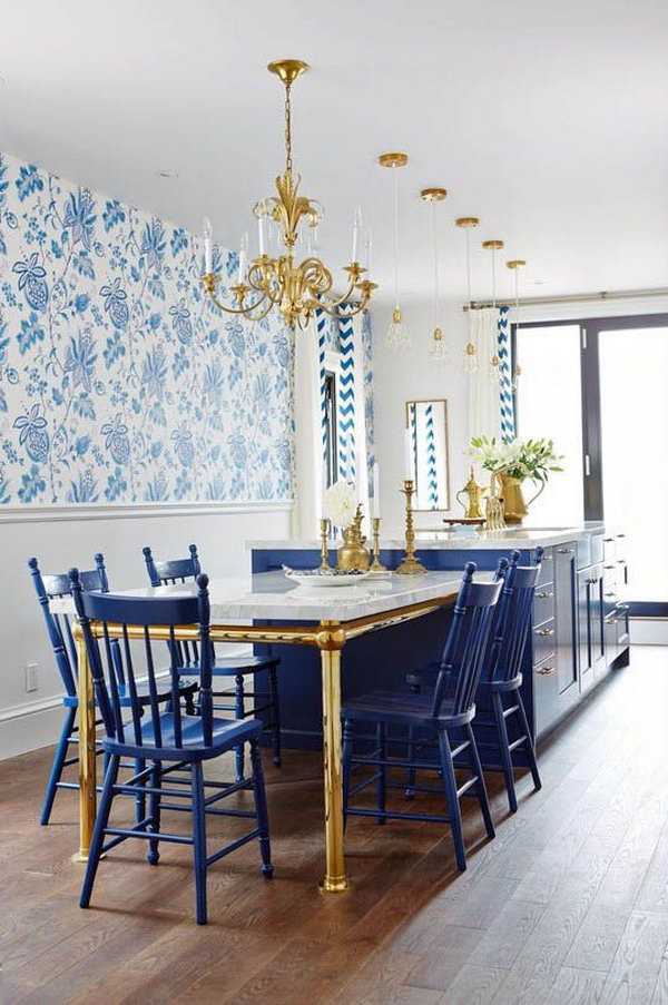  Royal Blue, Gold, and White color combination. What a fresh and beautiful kitchen. The designer is the master of using colours. Love the brass of the table feet and the lanterns, they add so much character and warmth to the space. Also love the wallpaper.