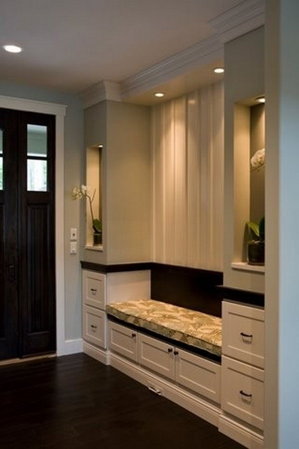  Elegant mudroom. Symmetry is utilized everywhere in interior designing and it can create a space easy to eyes. And the contrast between black and white is also very classic and beatiful that is keeping hot. 