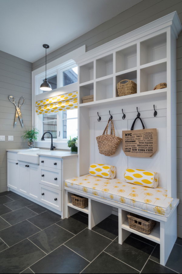  Fresh look. This charming mudroom is done to perfection! 