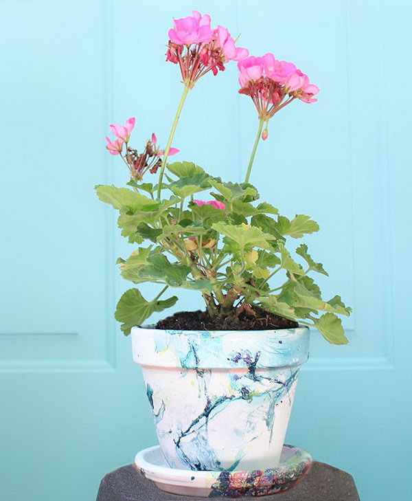 DIY Marbled planters. Nail Polish poured in water creates a beautiful and marbled effect. To make a nail polish marbled planter with this effect is super easy and fun. 