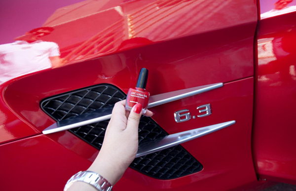 Fill car scratches with nail polish. Don’t worry about the minor scratches on your beloved car after accidentally bumping into a hedge while trying to park your car. Use the nail polish with the same color or a color that closely matches the car to cover up the scratches on the car with nail polish. 