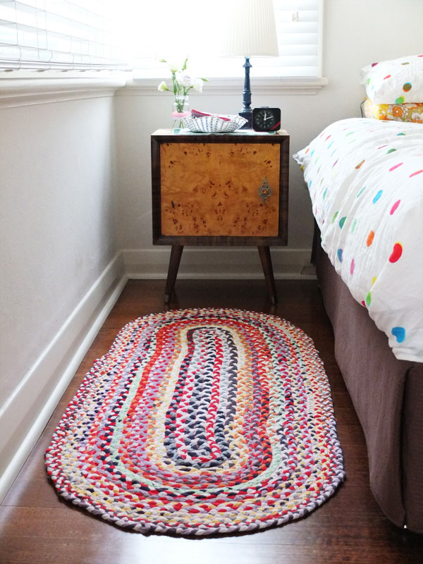 Braided T-shirt Rug. This upcycled braided rug is a super satisfying project to make.It will be perfect to place in front of the door. 