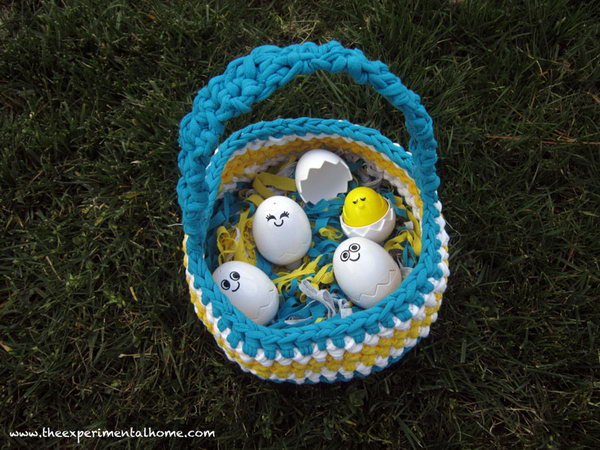 Braided Easter Basket.Anything you make out of t-shirt yarn should be soft and cuddly.So is this braided Easter basket. So meaningful to create this pretty project with your kids or take it as a gift for your belove on Easter Day. 