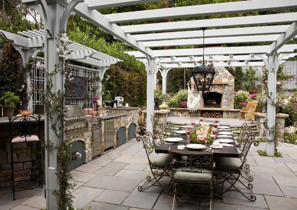 It shows a new style for the outdoor kitchen with interesting patio, storage and modern appliances in a beautiful lawn kitchen. 