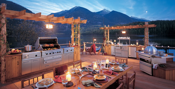 A view of the spectacular snow-clad mountains and the big lake near your backyard makes this outdoor kitchen even more amazing. 