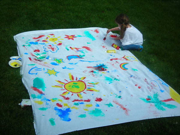 Art on the Lawn. Stake sheet on the lawn and fill the bowl with paint colors. Use sponge paint brush for the colorful paint art on the lawn. This game is very helpful to raise the artistic sense of kids in such an easy and funny way.