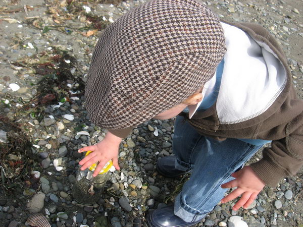 Nature Jar. Take your glass jar to a beach and ask your kid to collect surprising things from nature such as strange rocks or clam shell. It's a good way to discover nature in this funny way in summer.