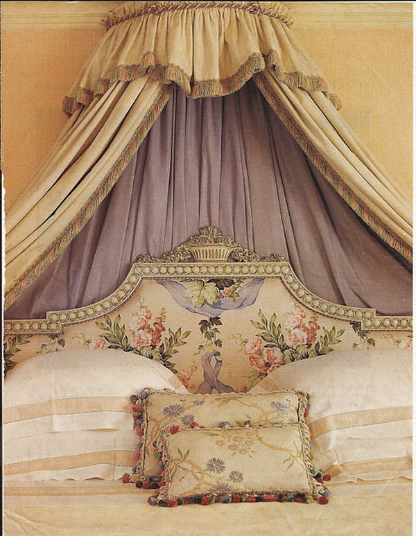  Lavender canopy: This iron crown canopy became an eye-catching backdrop in the bedroom and alcove in which to take refuge to abandon intimate dream journeys.