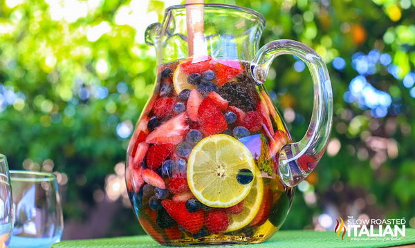 Summer Berry Sangria. Are you an addict of berries like me.  Start to make this  combined summer drink with flesh raspberries, blueberries, blackberries. Get the recipe here