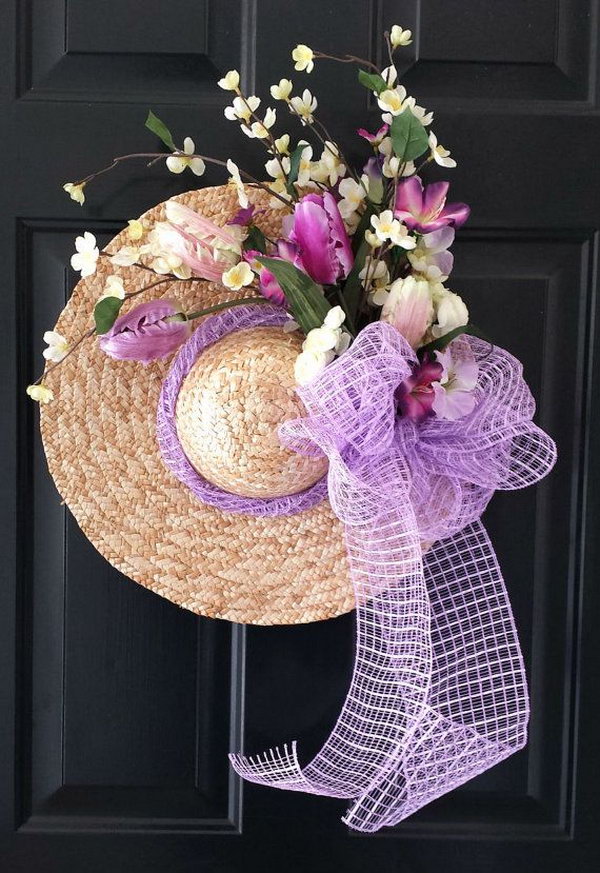 Straw Hat Summer Wreath.