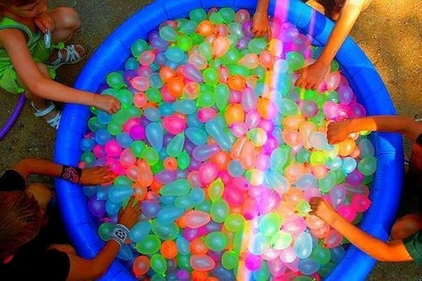 Water Balloon Fight. Fill the balloon with non-toxic paint and have a fierce water balloon fight. It must be very thrilled for the kids to take part in this funny game and the colorful faces must make them laugh from time to time.