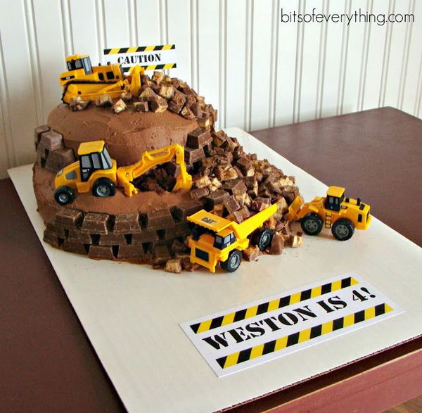  Construction Theme Birthday Party Cake: Treat your little boy and his friends with this fun and delicious construction work birthday party cake. 