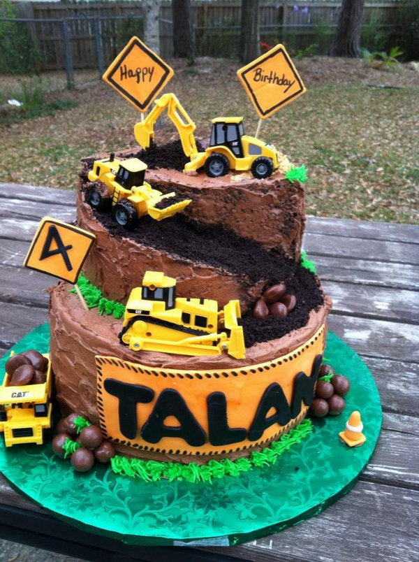  Construction Themed Birthday Cake: If your boy has an obsession with tractors, this would be great birthday cake for him. 