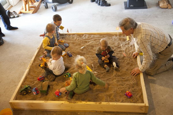 Truck Birthday Party Activity: Little boys always has strong liking on excavators. The indoor sandbox was a huge hit for the little ones digging with their excavators. 