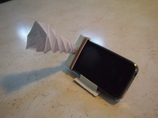 Whirlwind Paper iPhone Speaker :This is a clever iPhone horn speaker and stand that fits in you wallet! See the tutorial 