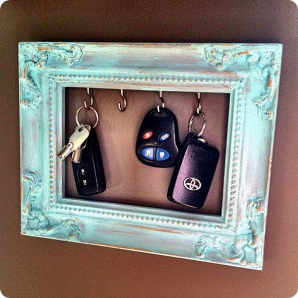 DIY Vintage Frame Key Holder.  A wonderful vintage frame with small hooks to support your keys. be at hand every time you leave or get home. See how to do it 