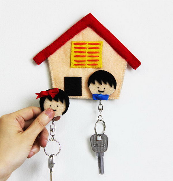 DIY Felt Home Key Holder. If you are interested in sewing projects. You can pay attention to this DIY felt key holder. It is simple but with a tremendous effect to the décor. Get more directions  