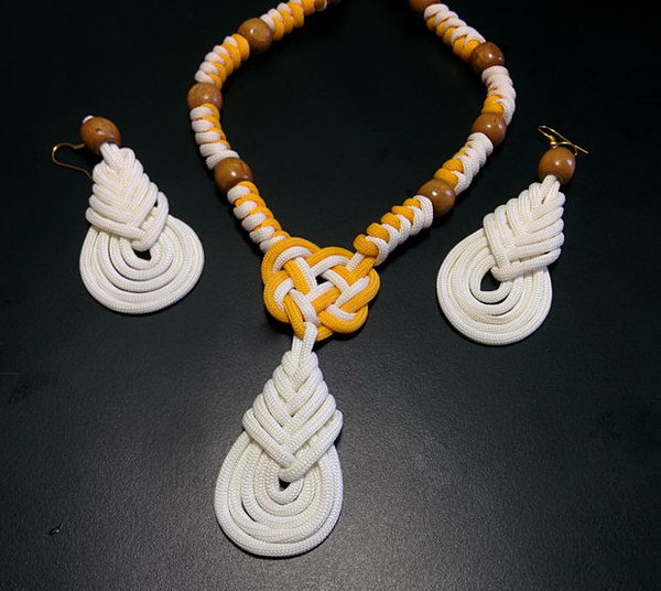 Beautiful DIY Paracord Necklace and Earrings 