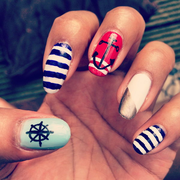 4th of July Nautical Theme Stiletto Nails with a Gold Accent: Go for a classic nautical design with a gold accent just like these talon like nails. They are surely to rock your patriotism look. 