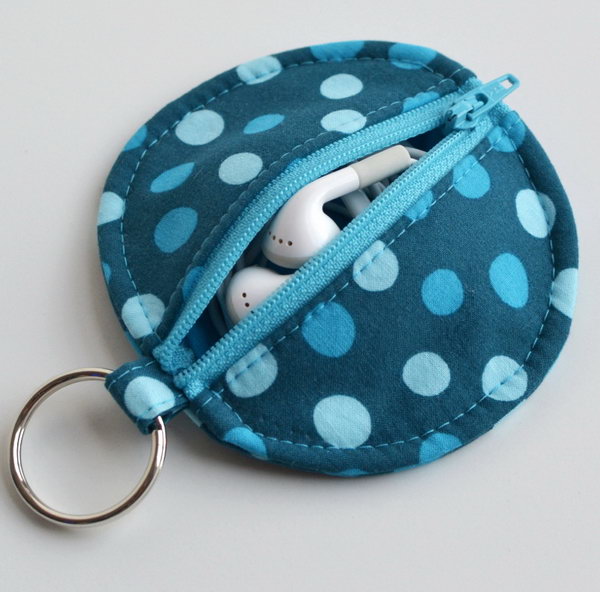 Earbud Pouch. There is nothing more annoying than having to untangle your earbuds from a huge knot. Keep them tidy and knot free with this cute little pouch. See how to do it 