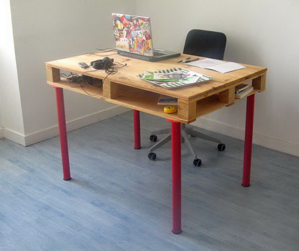 DIY Ikea Pallet Computer Desk. It's a cheap and functional desk. The desk surface is doubled thanks to a large storage space. 