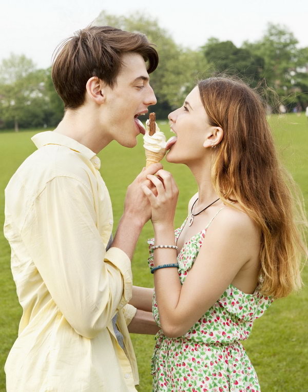 Stroll through the Park. It's fantastic to sit on the park bench, tasting your favorite ice cream and share your pleasant memories of your childhood with your girlfriend for the first date.