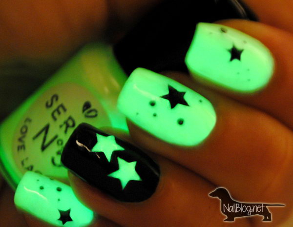 Glow Green and Black Star Nails. This is all sorts of perfect! I love it, so clever! :)