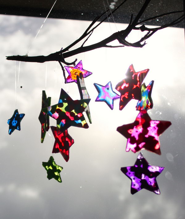 DIY Wind Chime Made with Plastic Stars and Driftwood. Get the directions 