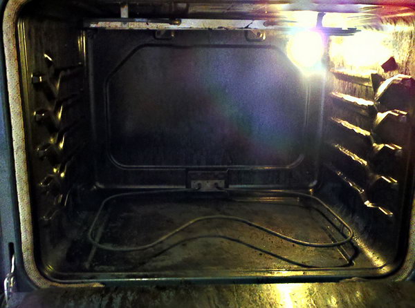 Easy Homemade Oven Cleaner. Get more instructions 