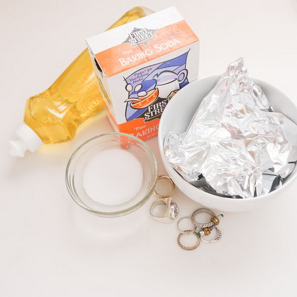 DIY Jewelry Cleaner. Get the homemade recipe 