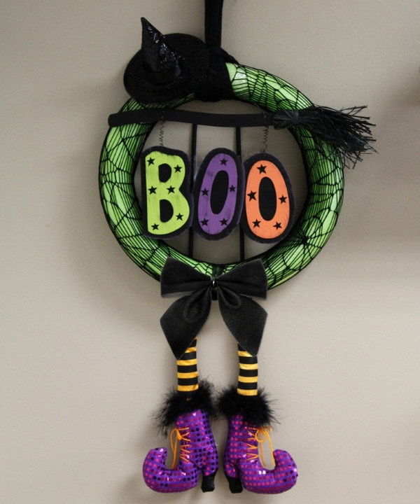 DIY Halloween Witch Wreath with a Pool Noodle. 
