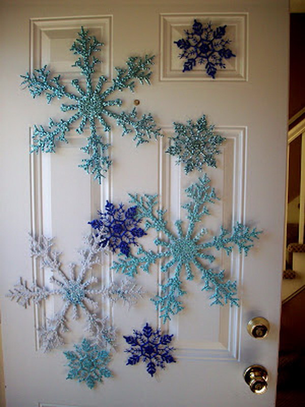 Easy Snowflakes Door Décor. 