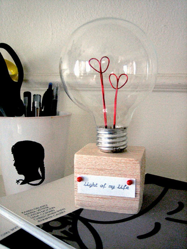 DIY Project Valentine Lightbulb. A romantic way to give a gift to your Mr.Right with this DIY heart lightbulb. 