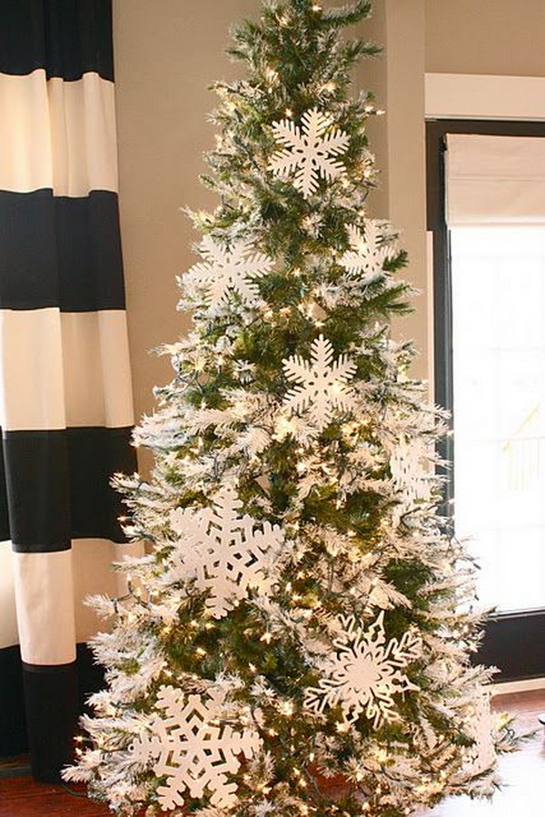 Snowflake Tree. White is always an excellent holiday choice. 