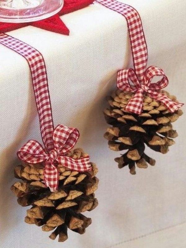Table Decorating with Pinecones 