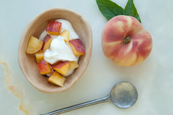 Homemade Peach and Yogurt Eye Treatment. 