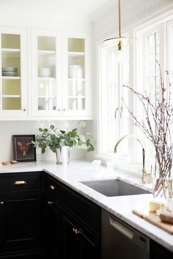 Balck and White Contrasting Kitchen Cabinet Paint Color. 