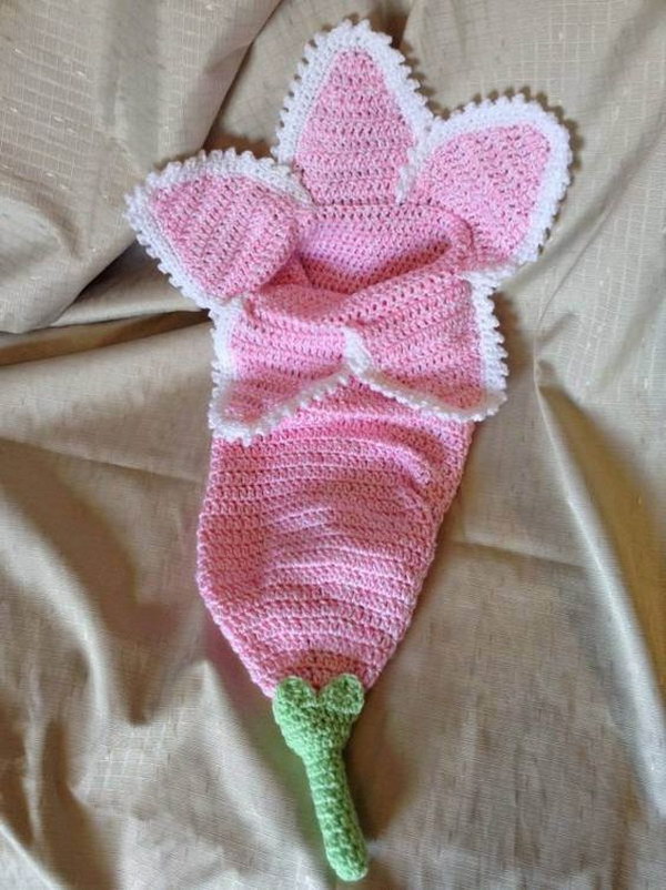 Free Pattern: Baby Flower Cocoon. 